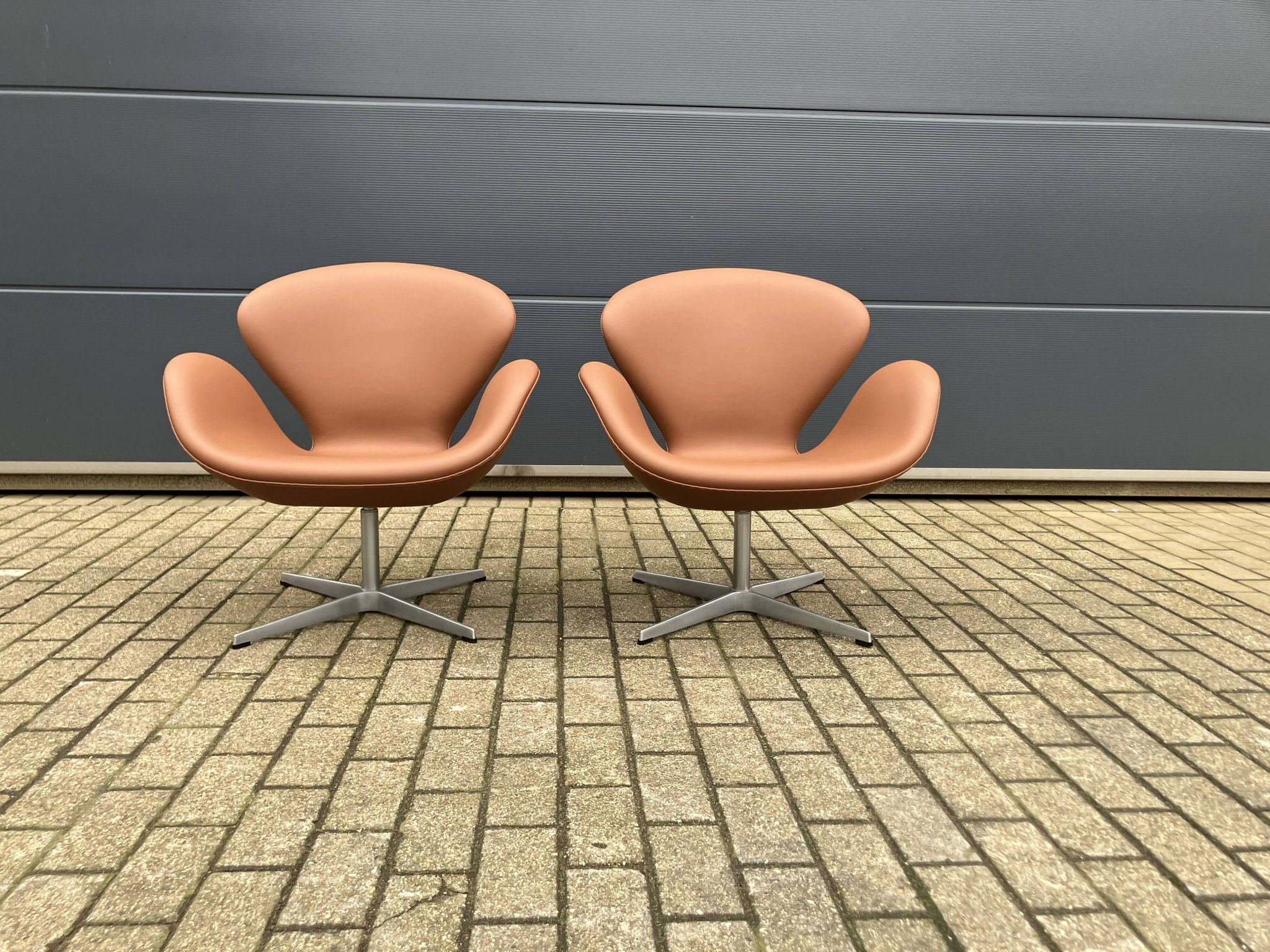 2x Fritz Hansen Swan chair by Arne Jacobsen, NEW condition!!