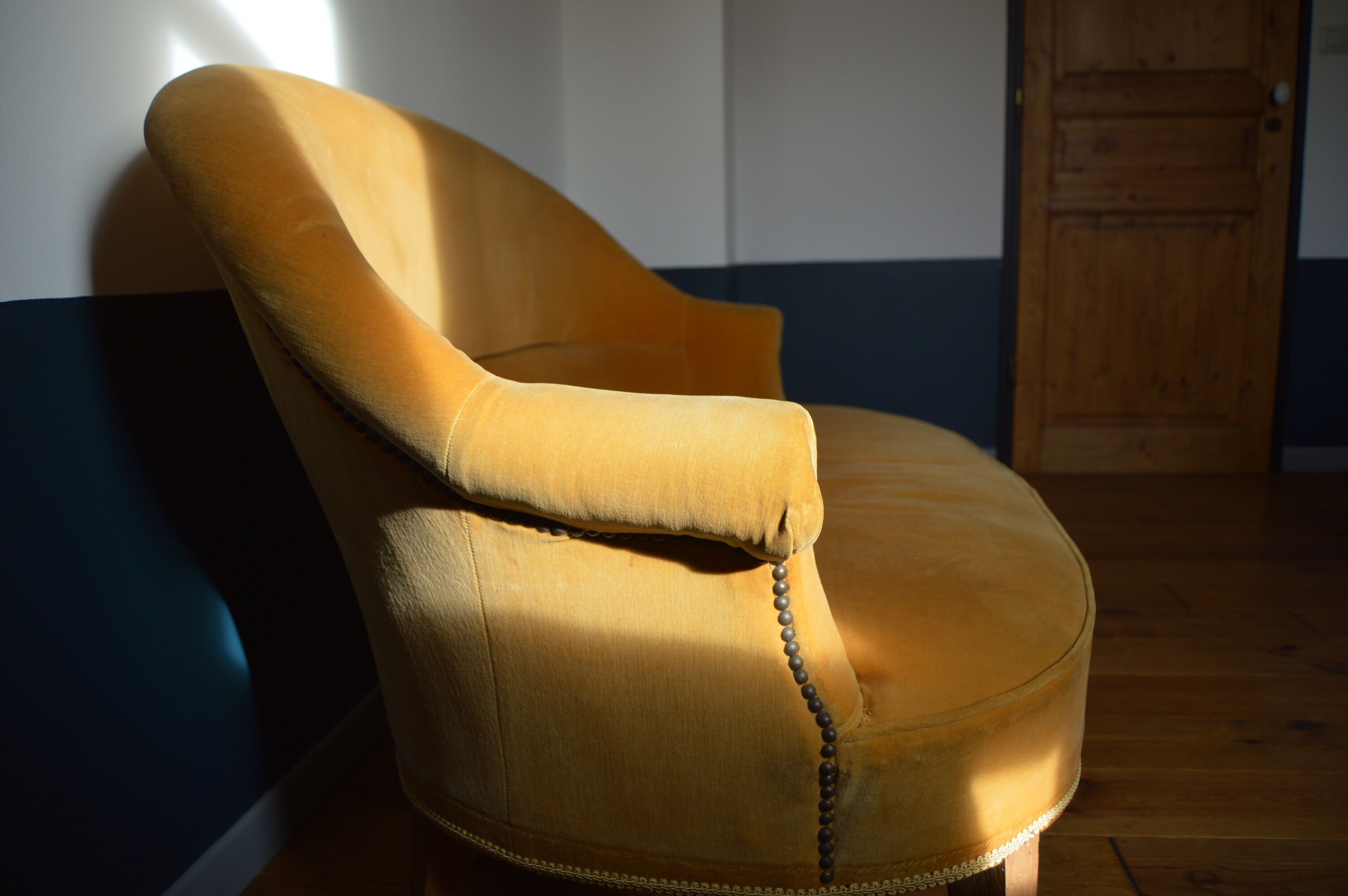 Sofa velvet seat vintage