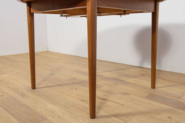 Table de Salle à Manger Ronde Mid-Century en Teck par Nils Jonsson pour Hugo Troeds, Suède