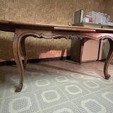 Extendable wooden table