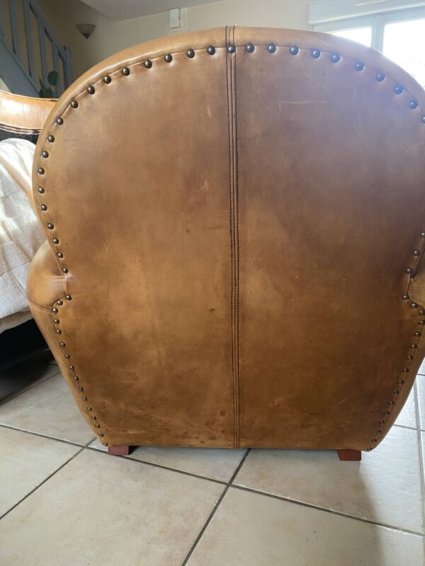 Fauteuils club en cuir marron finition antique