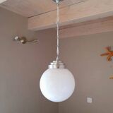 Suspension globe en opaline blanche art déco