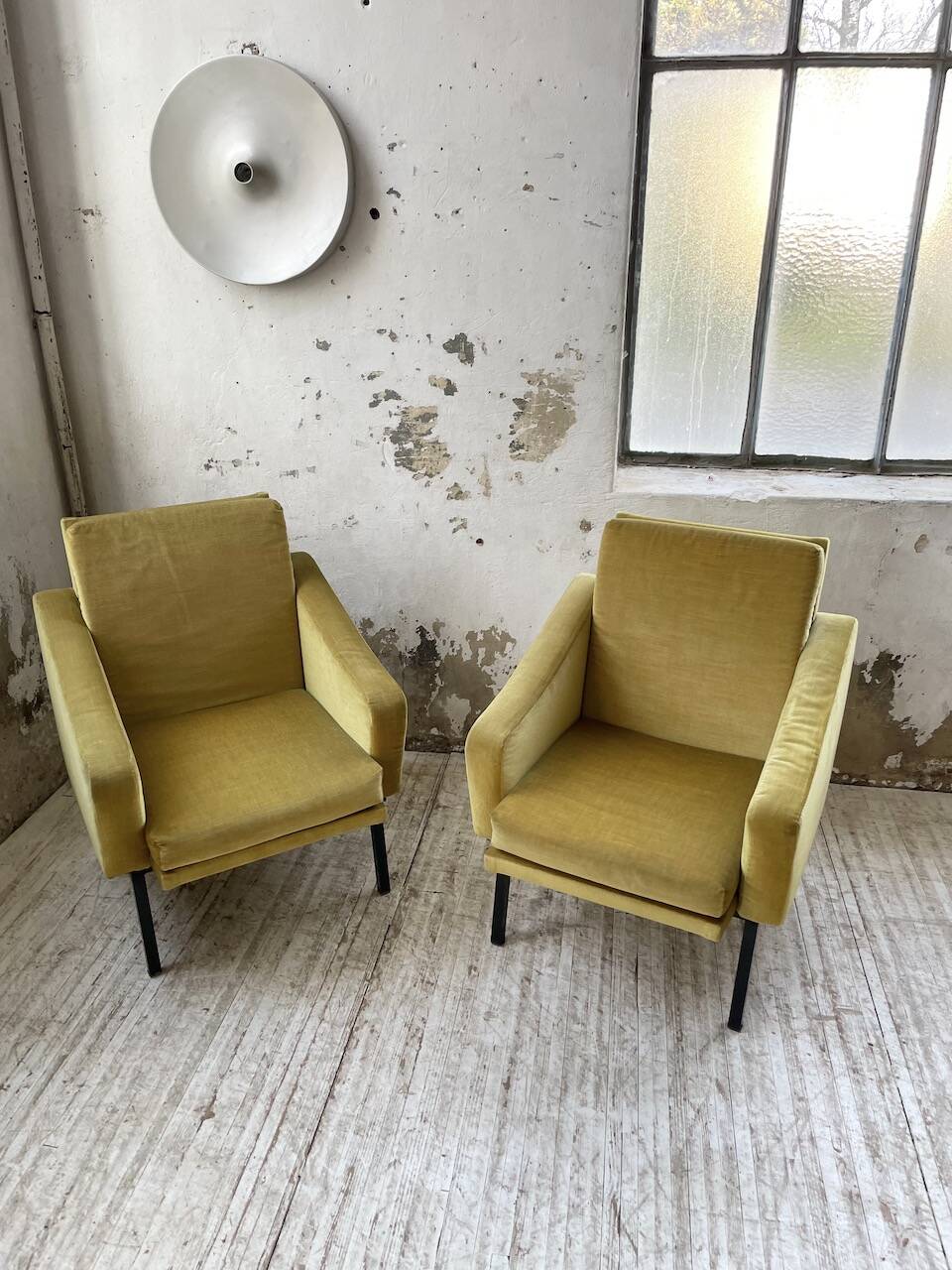 Paire de chauffeuses fauteuils vintage velours jaune