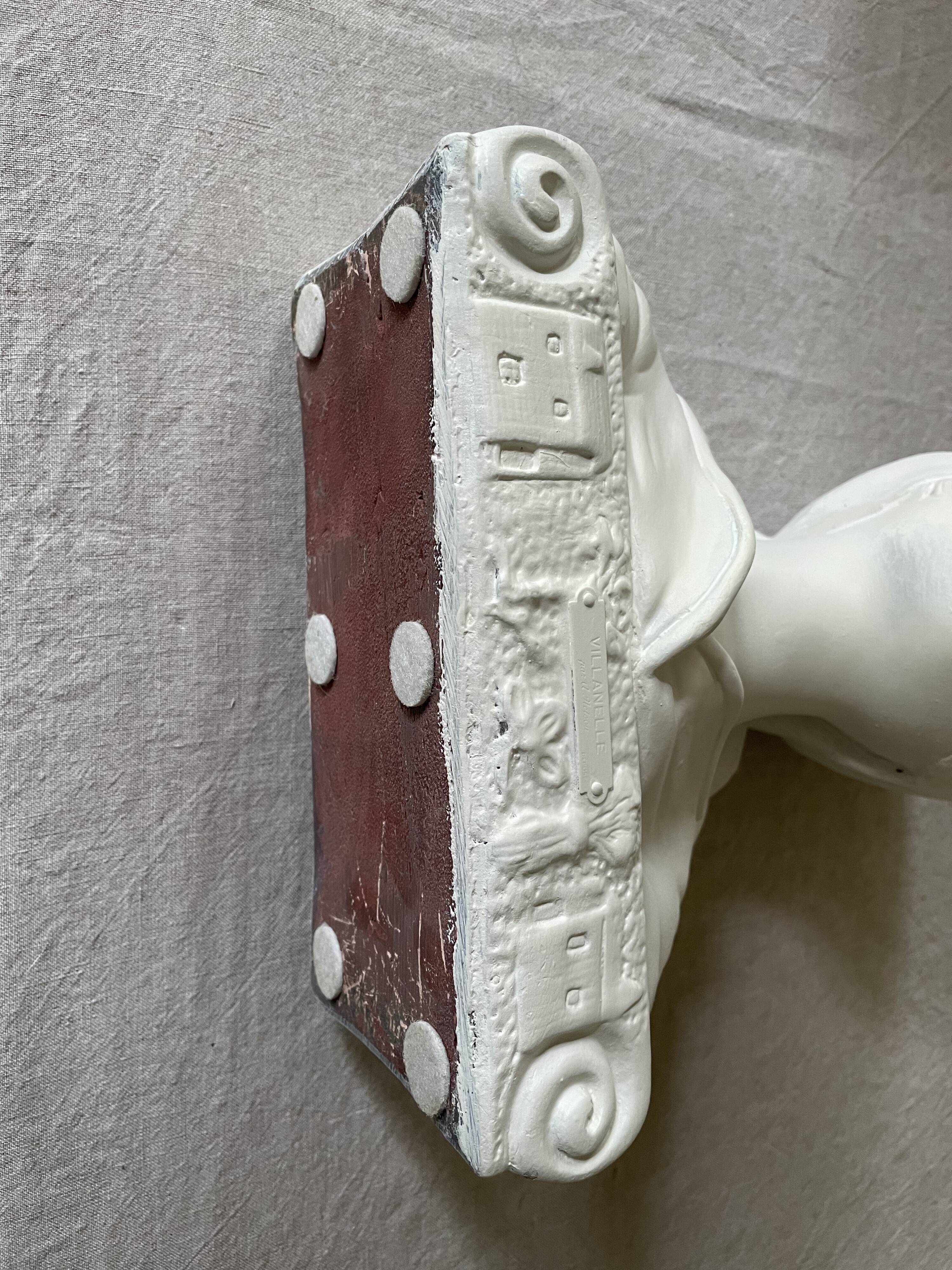Buste de jeune fille en plâtre