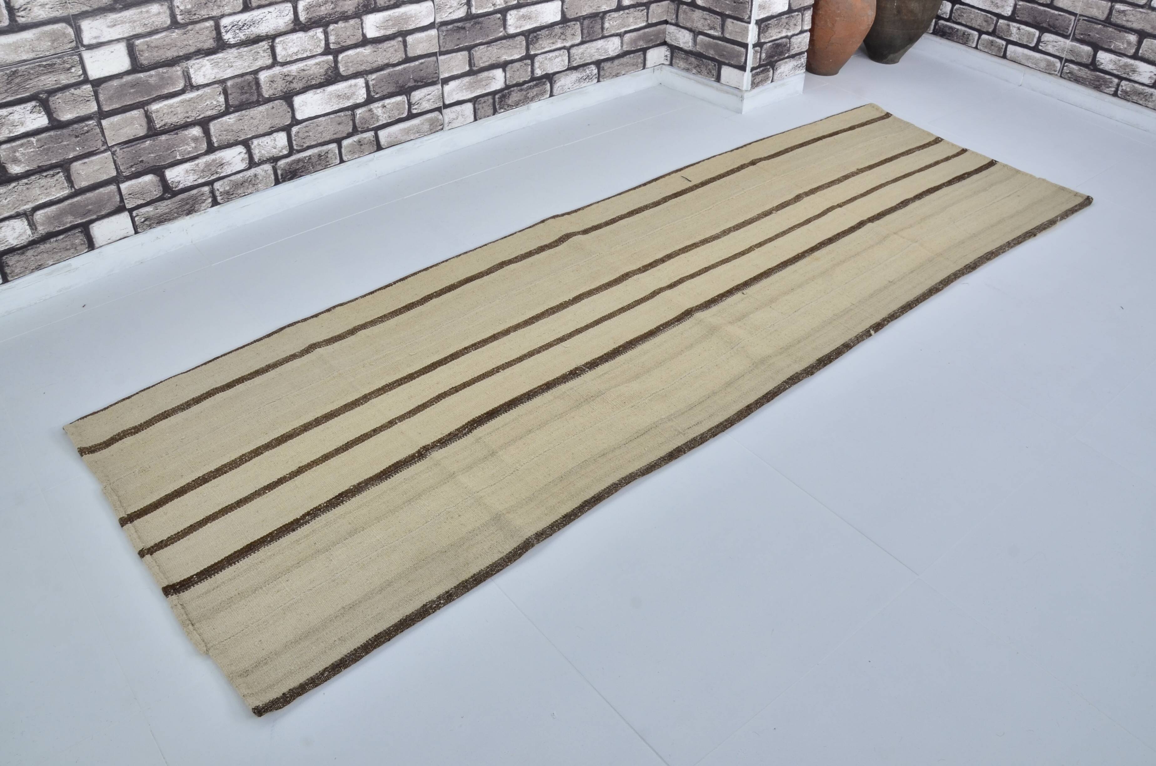 Tapis Kilim vintage blanc et marron, référence 3074
