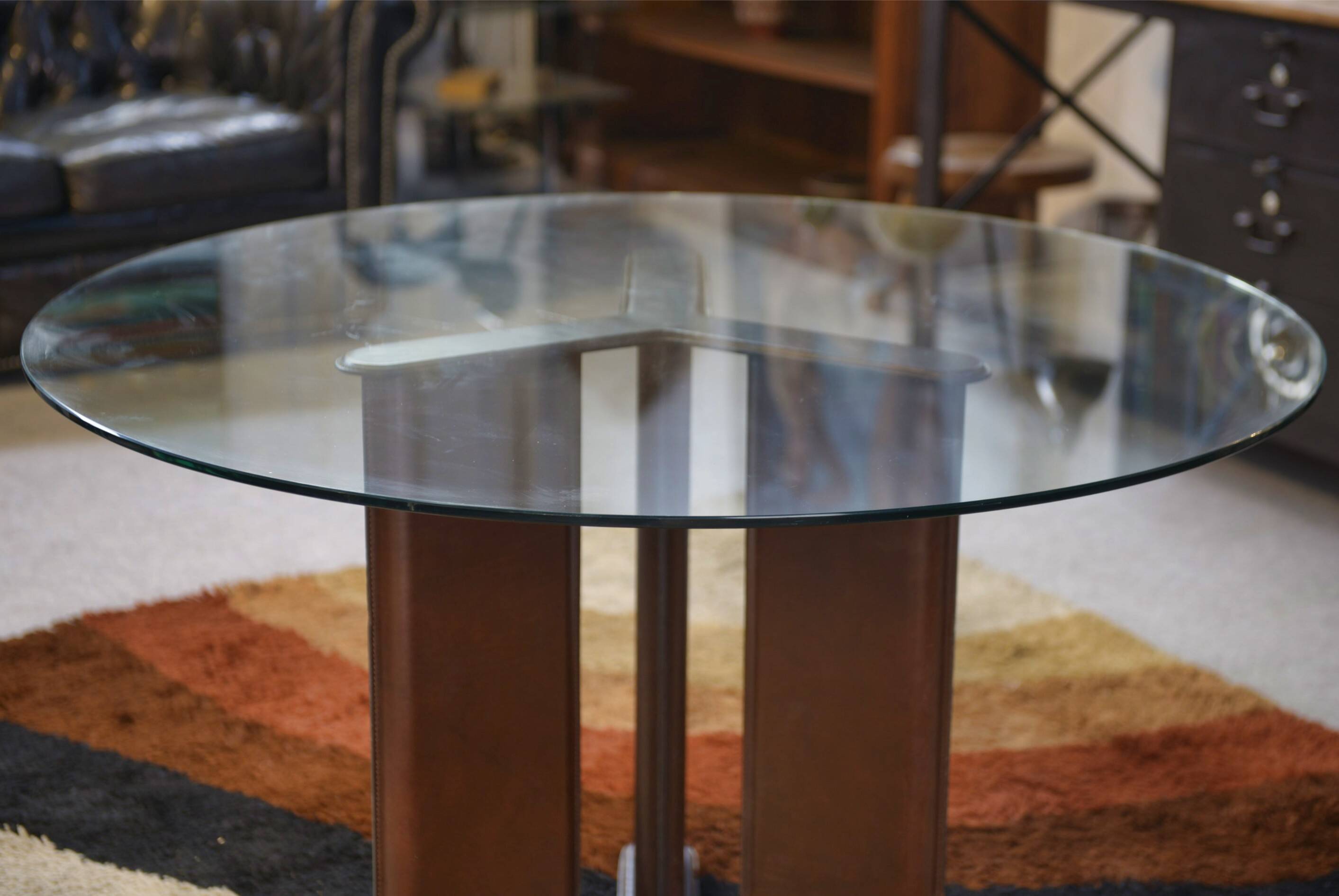 Circular table by Tito Agnoli for Matteo Grassi, base covered in brown leather, 1970s.
