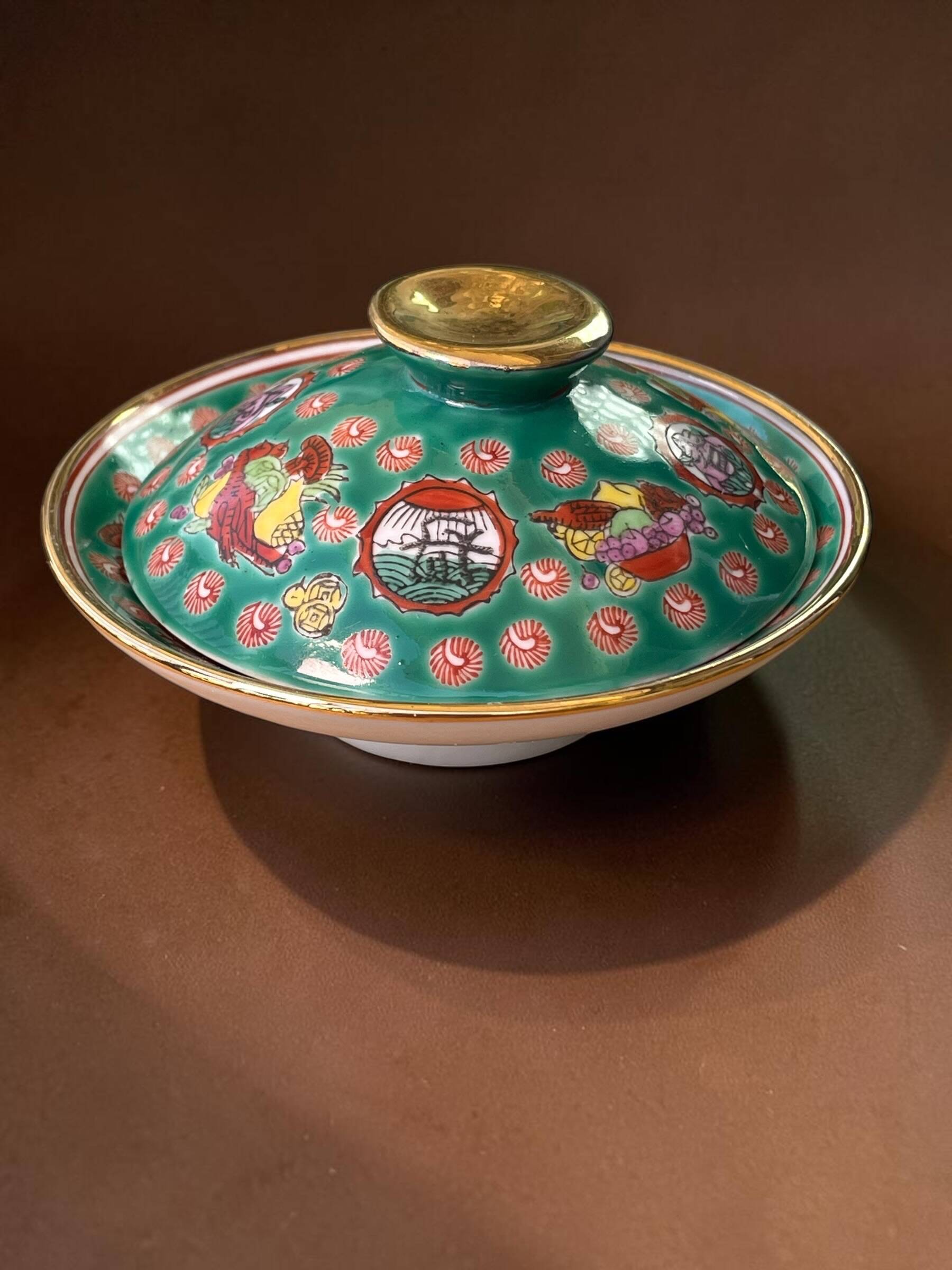 Small covered Chinese porcelain dish, Wan Shou decoration, 1970s-80s.