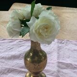 Vase en laiton doré ciselé motif floral