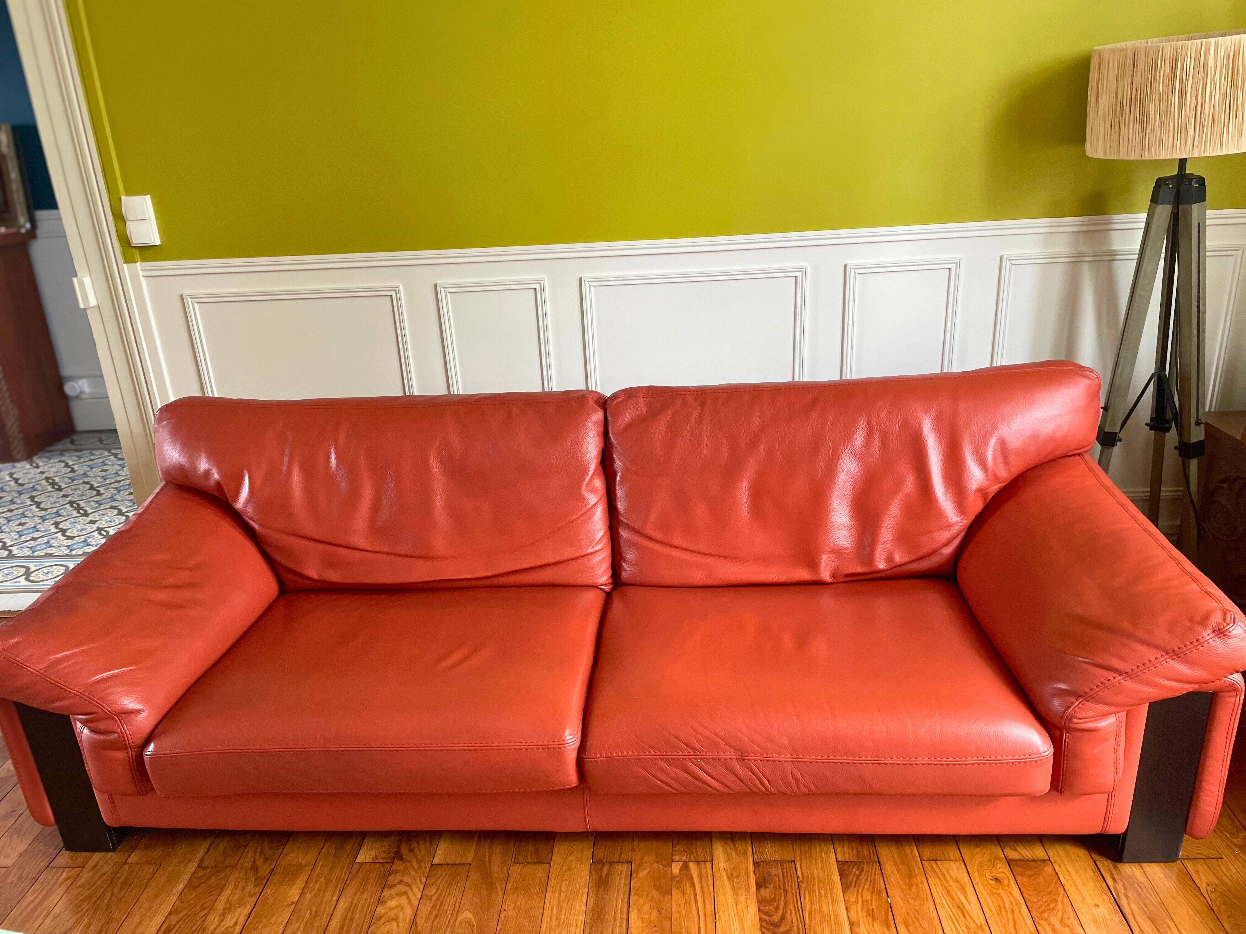 3-seater canapé in tawny leather, Ascot model by Roche Bobois.