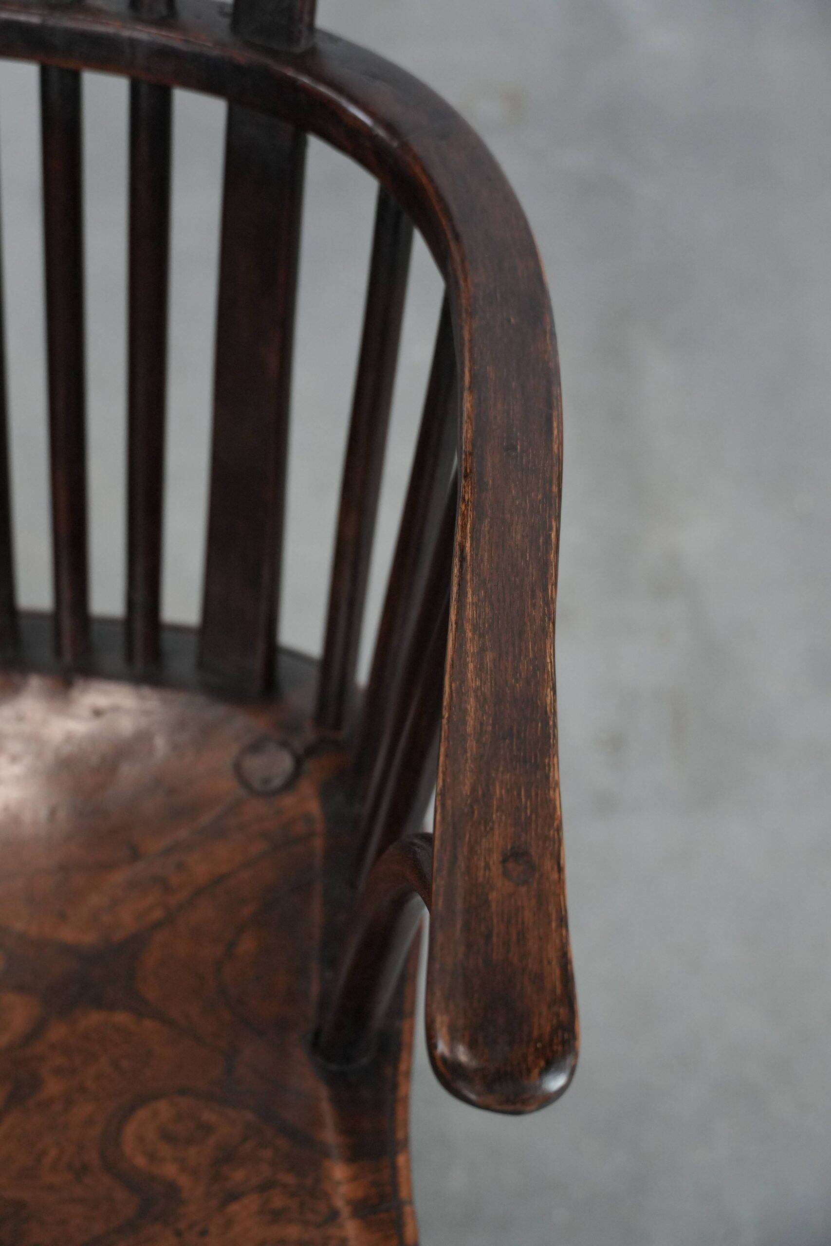 Antique English Windsor chair from the 18th century with spindled backrest