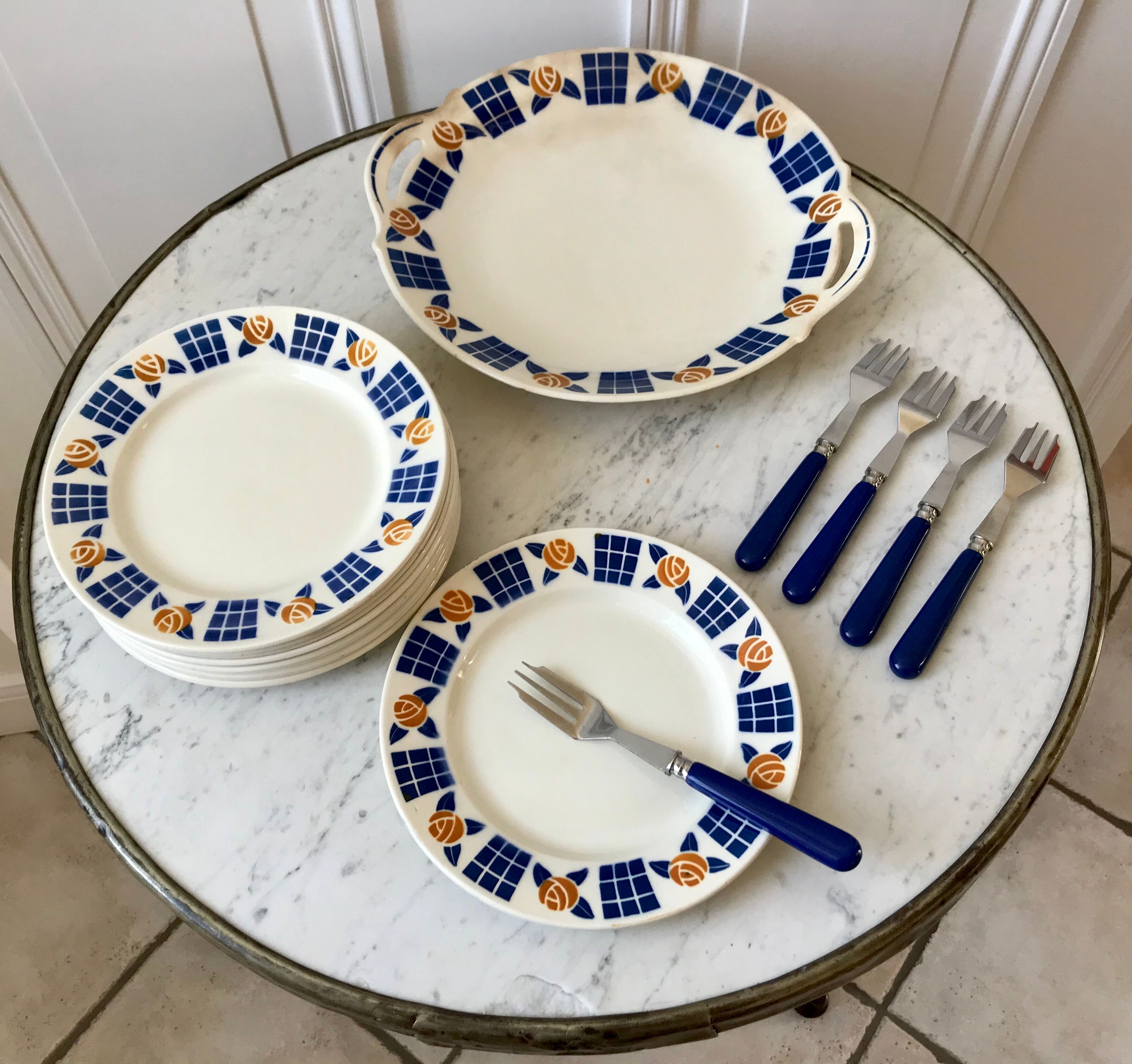 Badonviller dessert service consisting of a cake dish and 10 30s dessert plates
