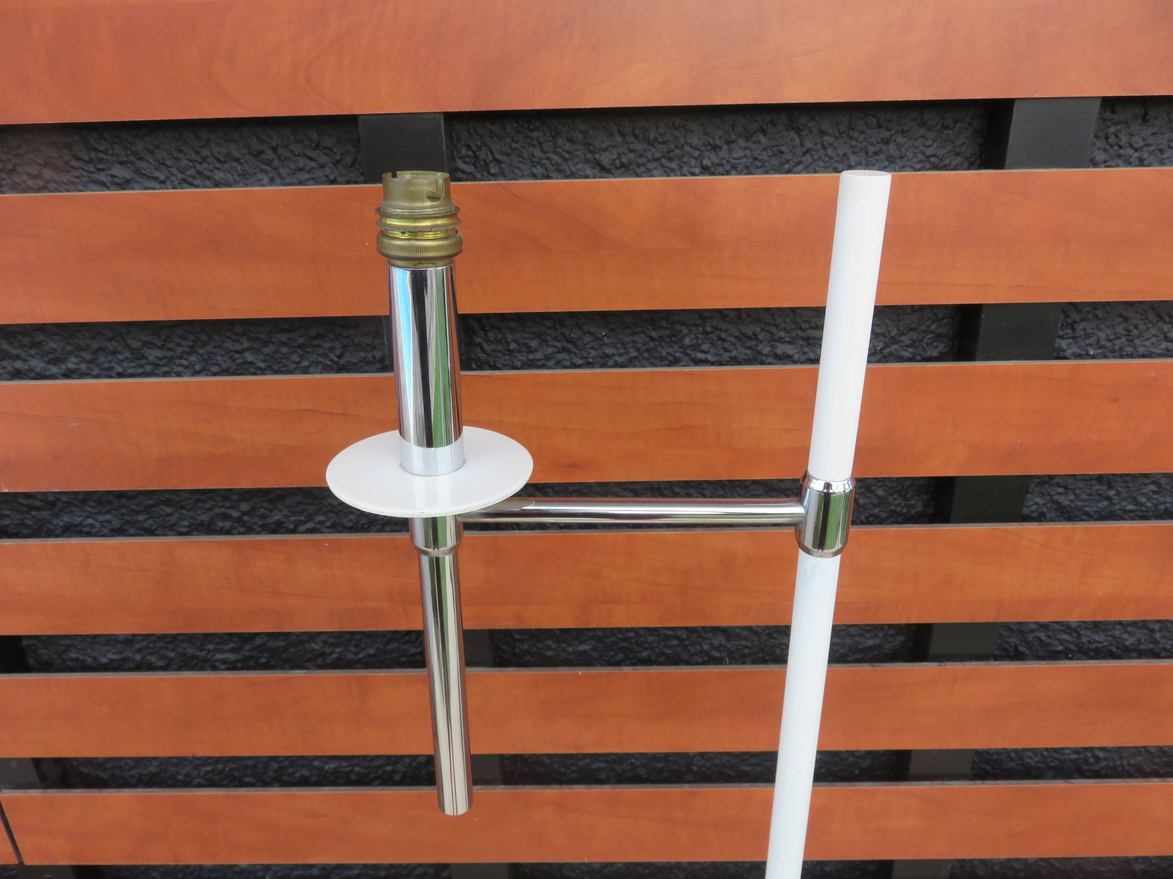 Lampadaire Monix Paris en laiton chromé et métal laqué blanc 1960