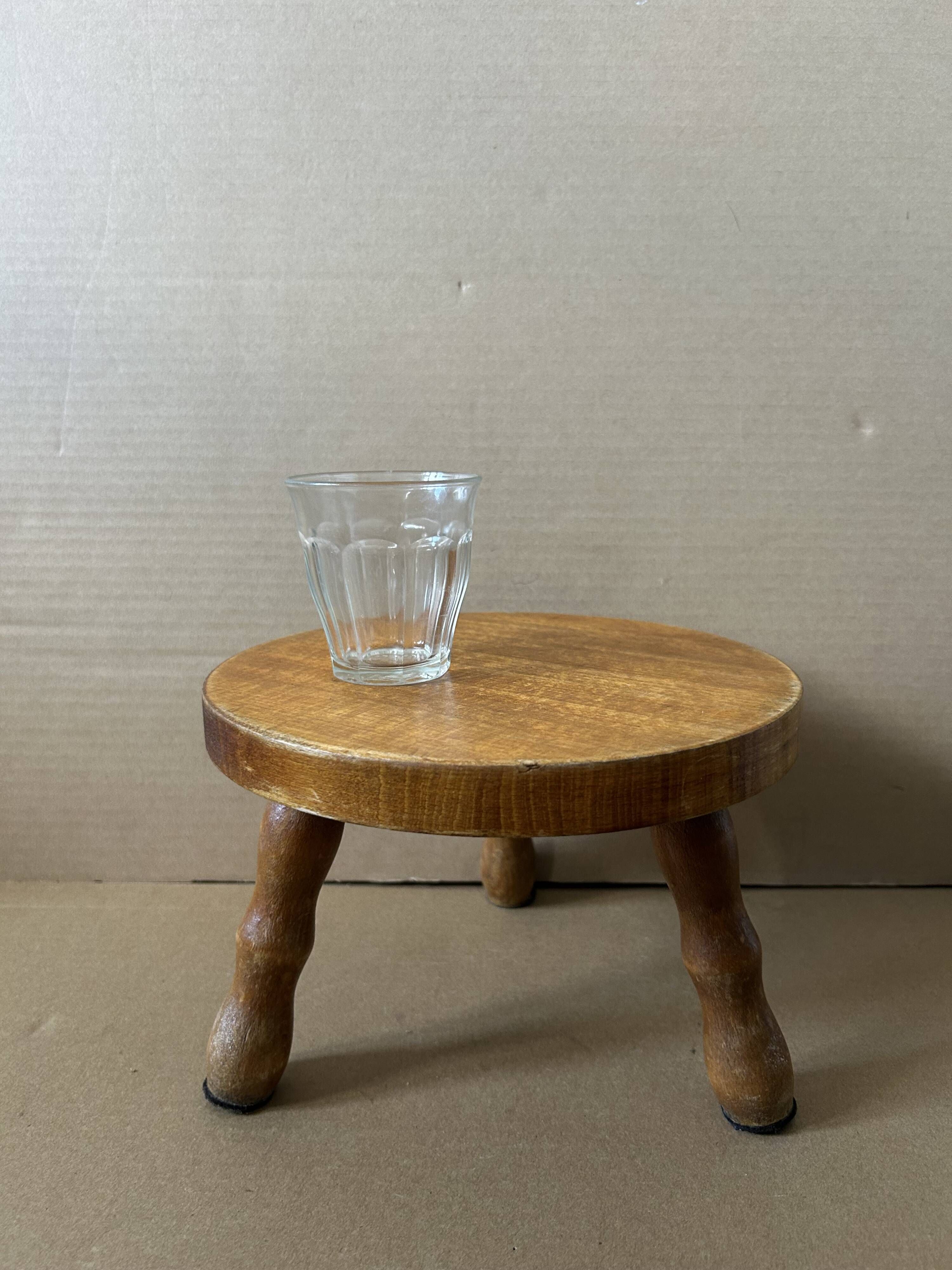 Petit tabouret en bois massif