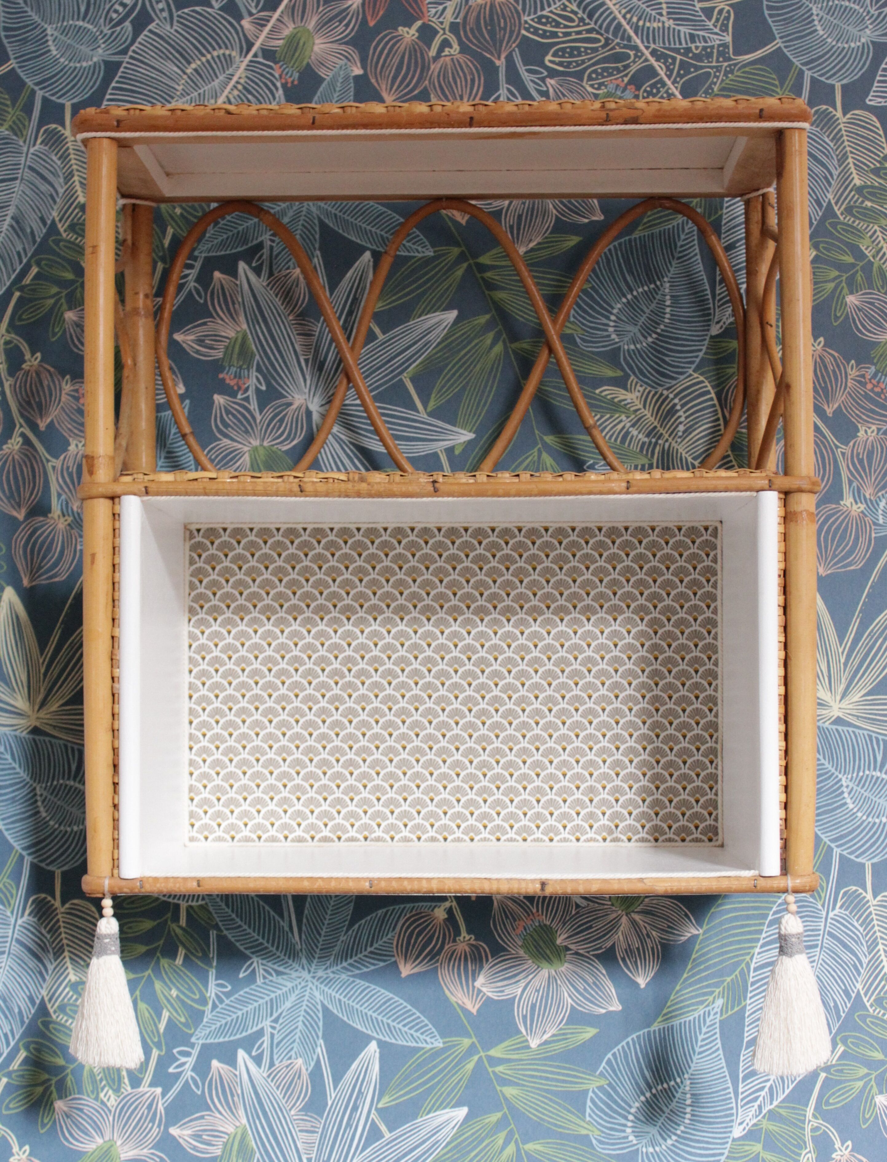 Rattan and bamboo shelf Years 60-70 revamped