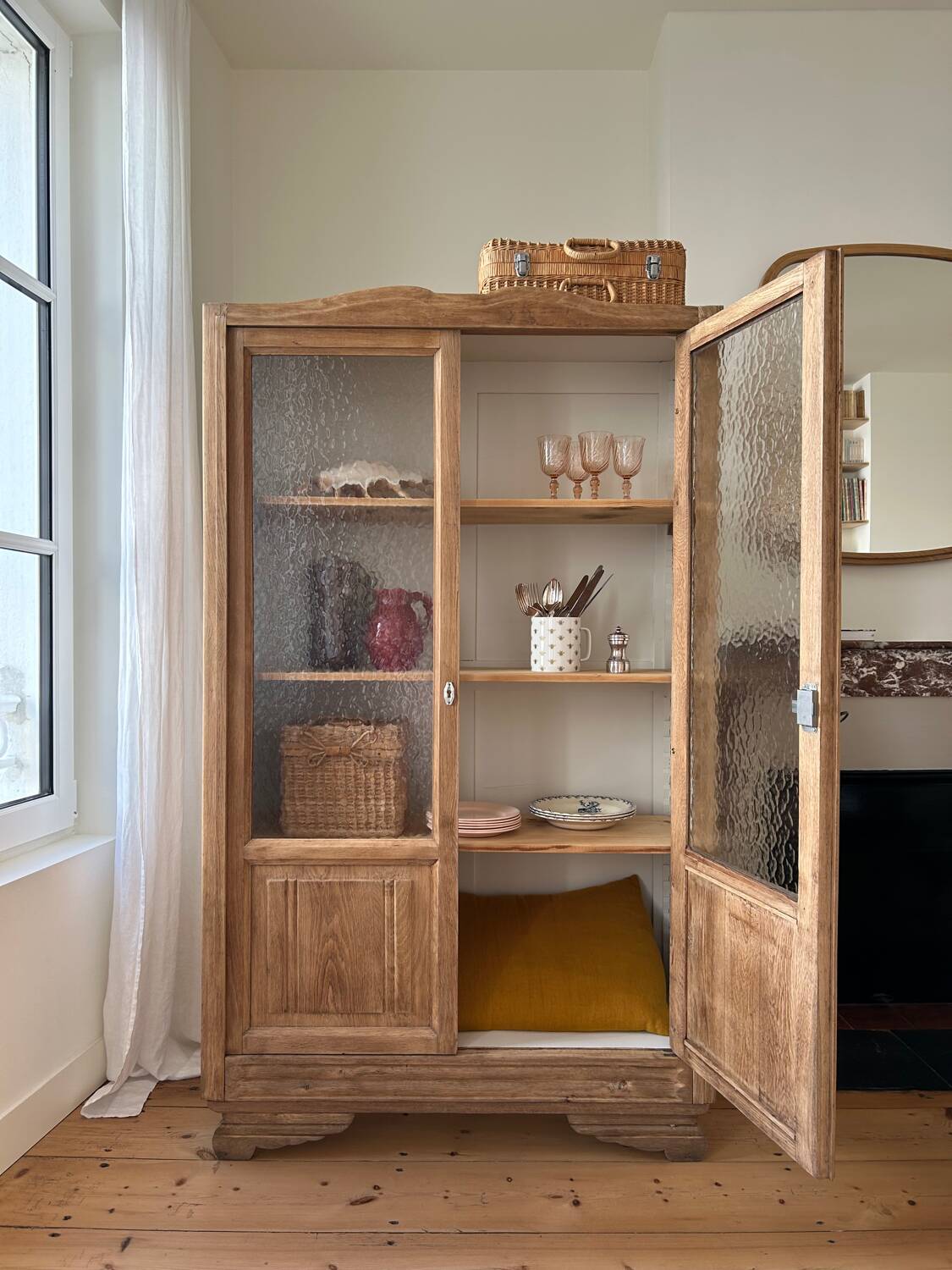 Glass cabinet in raw oak (renovated)