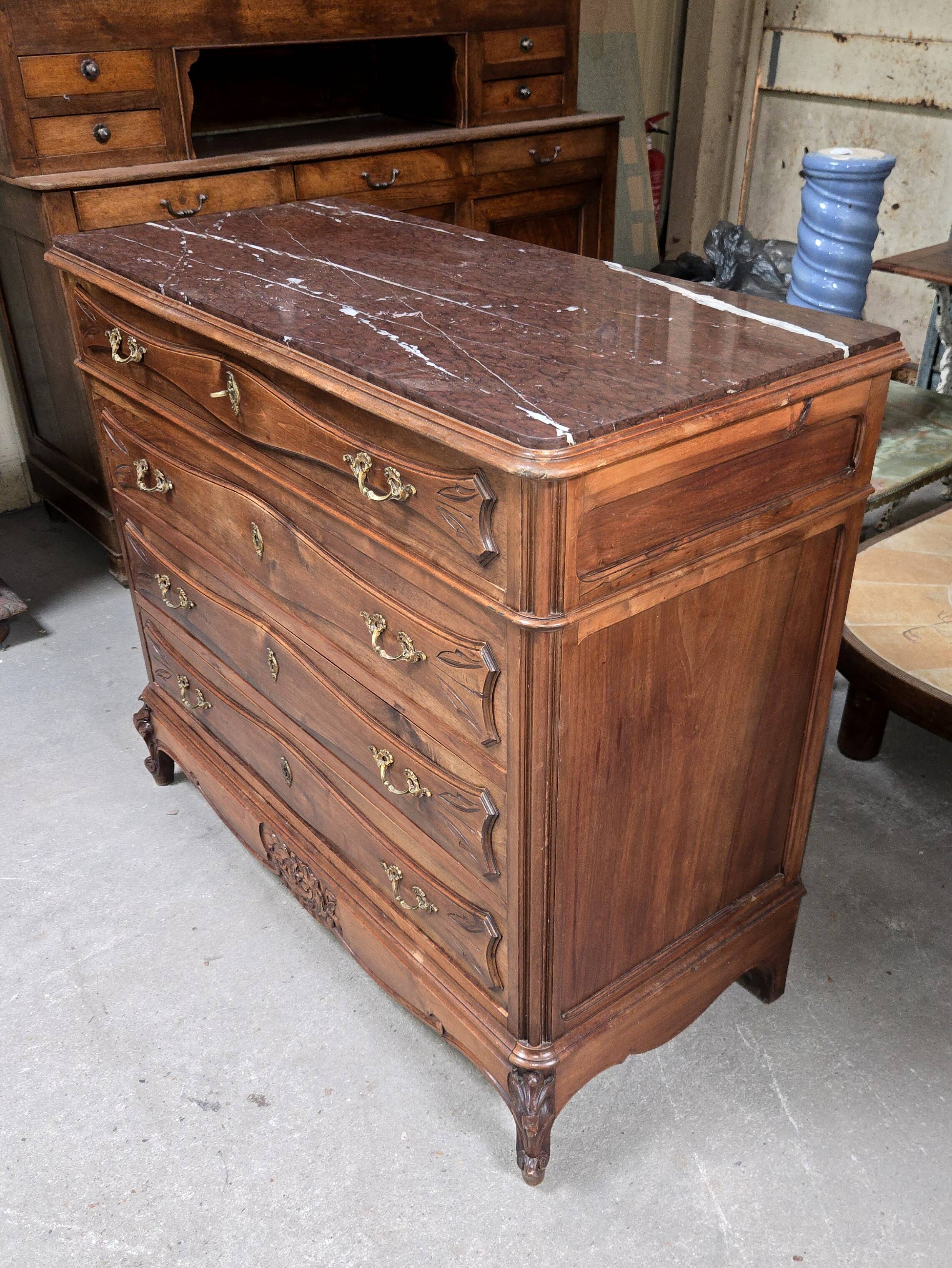 Provençal commode in walnut – Red marble top - late 19th century