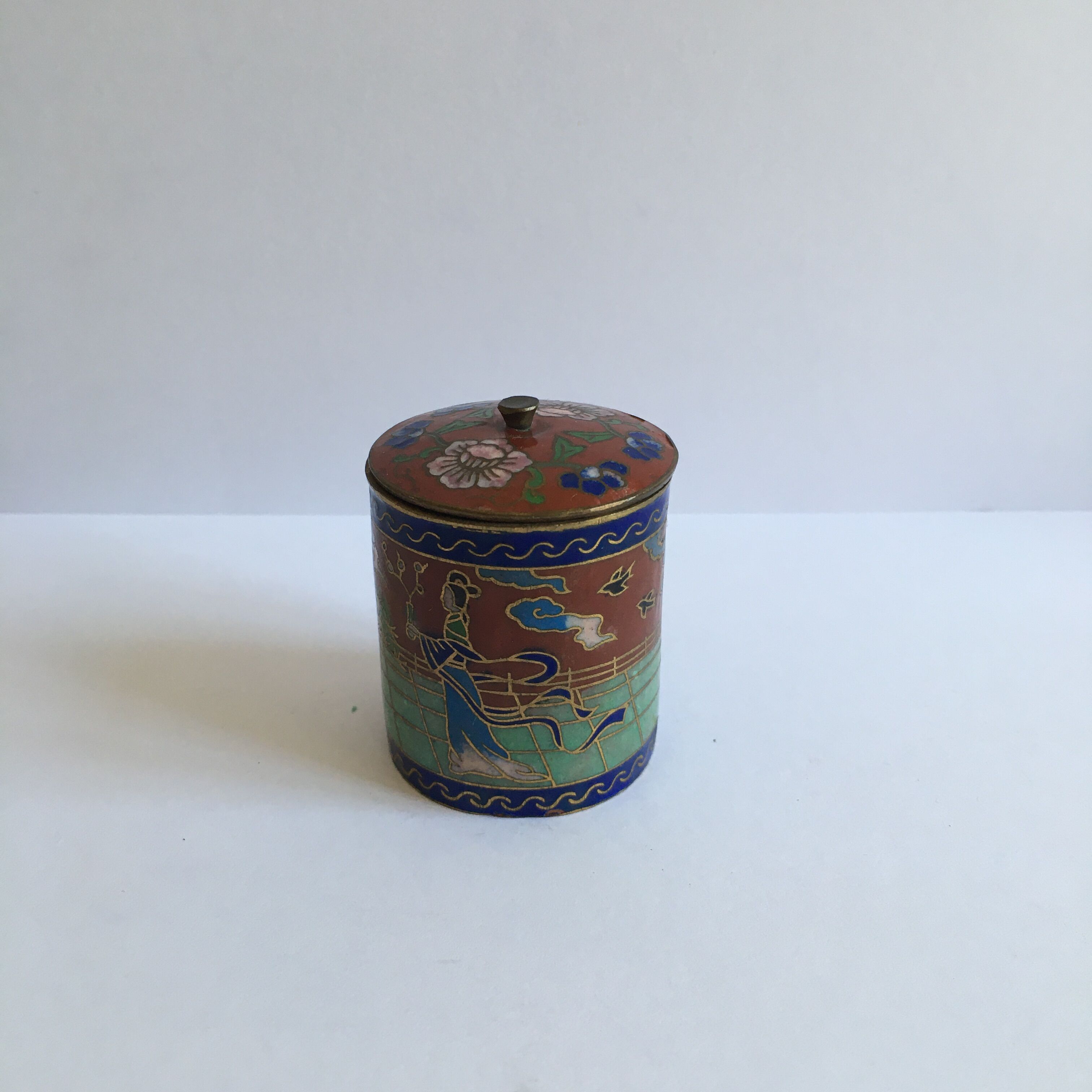 Small Chinese box - partitioned enamels