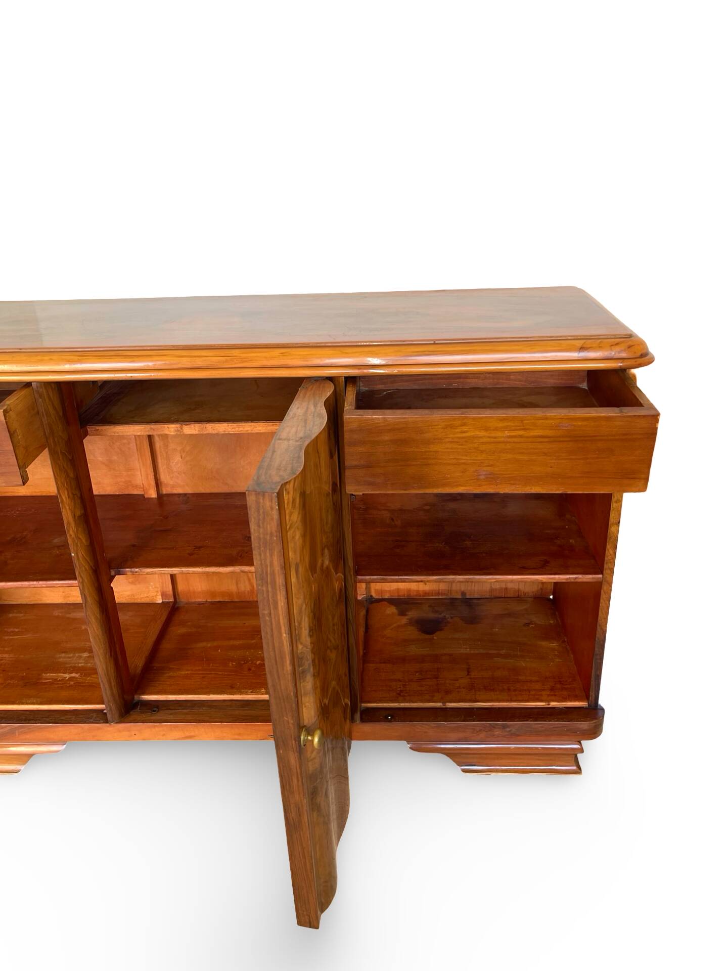 Italian Art deco burl walnut sideboard, of great quality.