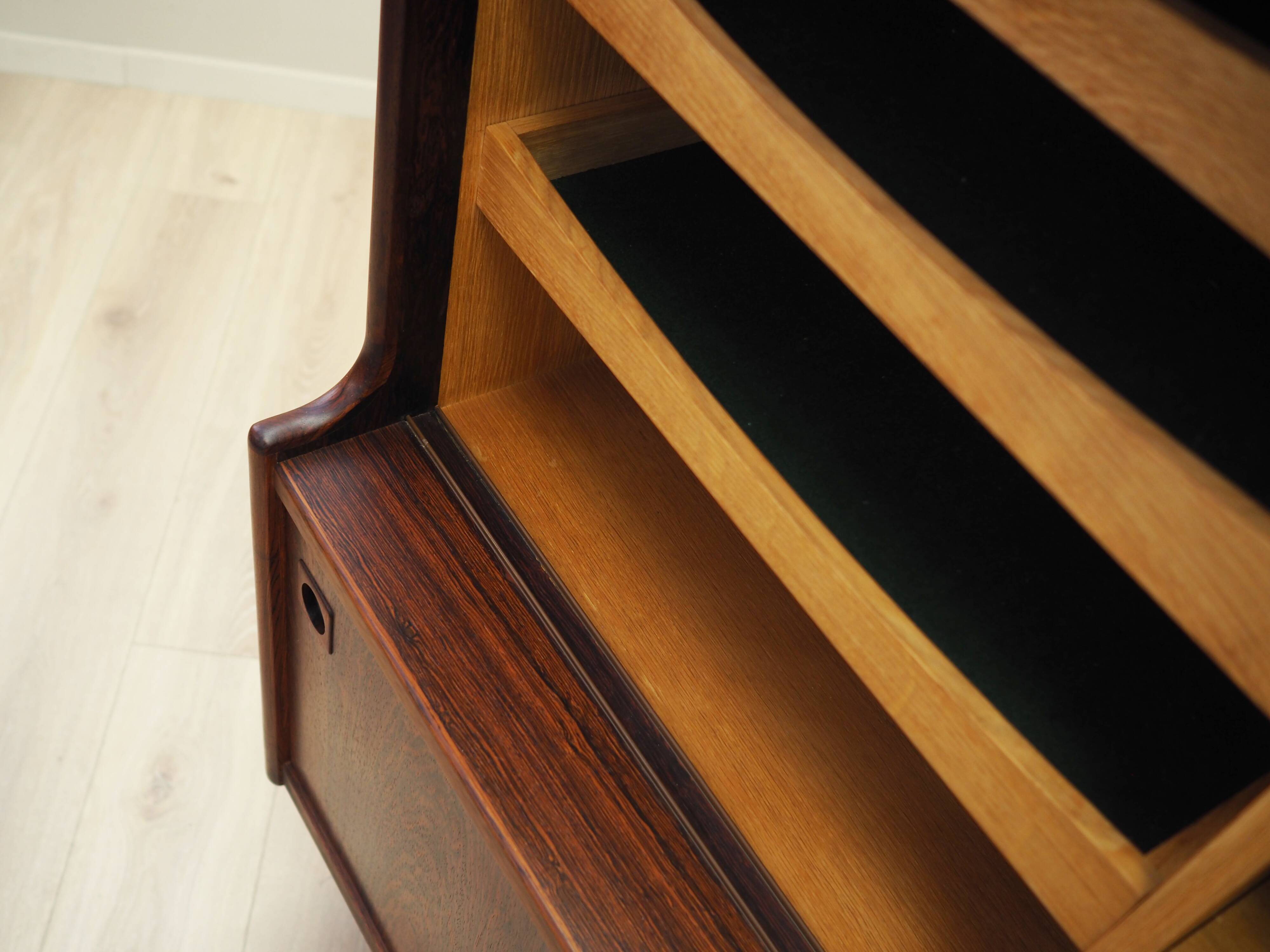 Buffet haut en palissandre, design danois, années 1960, designer : Johannes Andersen, fabrication : Skaaning Furnitu