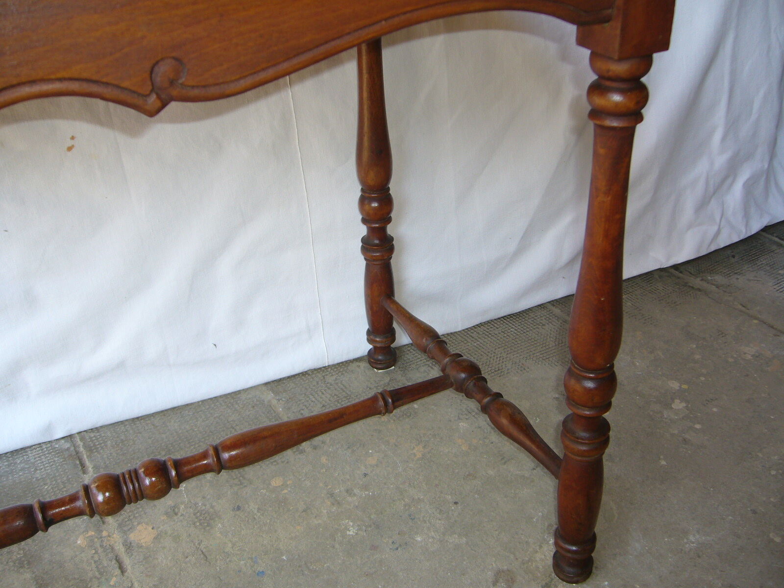 Table d'écriture ancienne en bois à pieds tournés