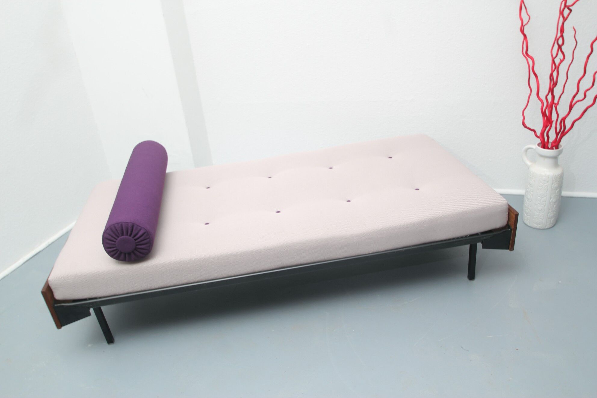Daybed in violet 1960