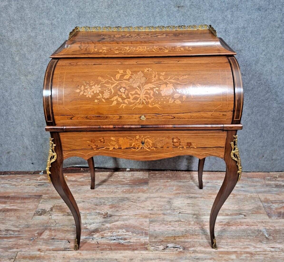 cylinder desk in Louis XV style, elegant and very decorative.