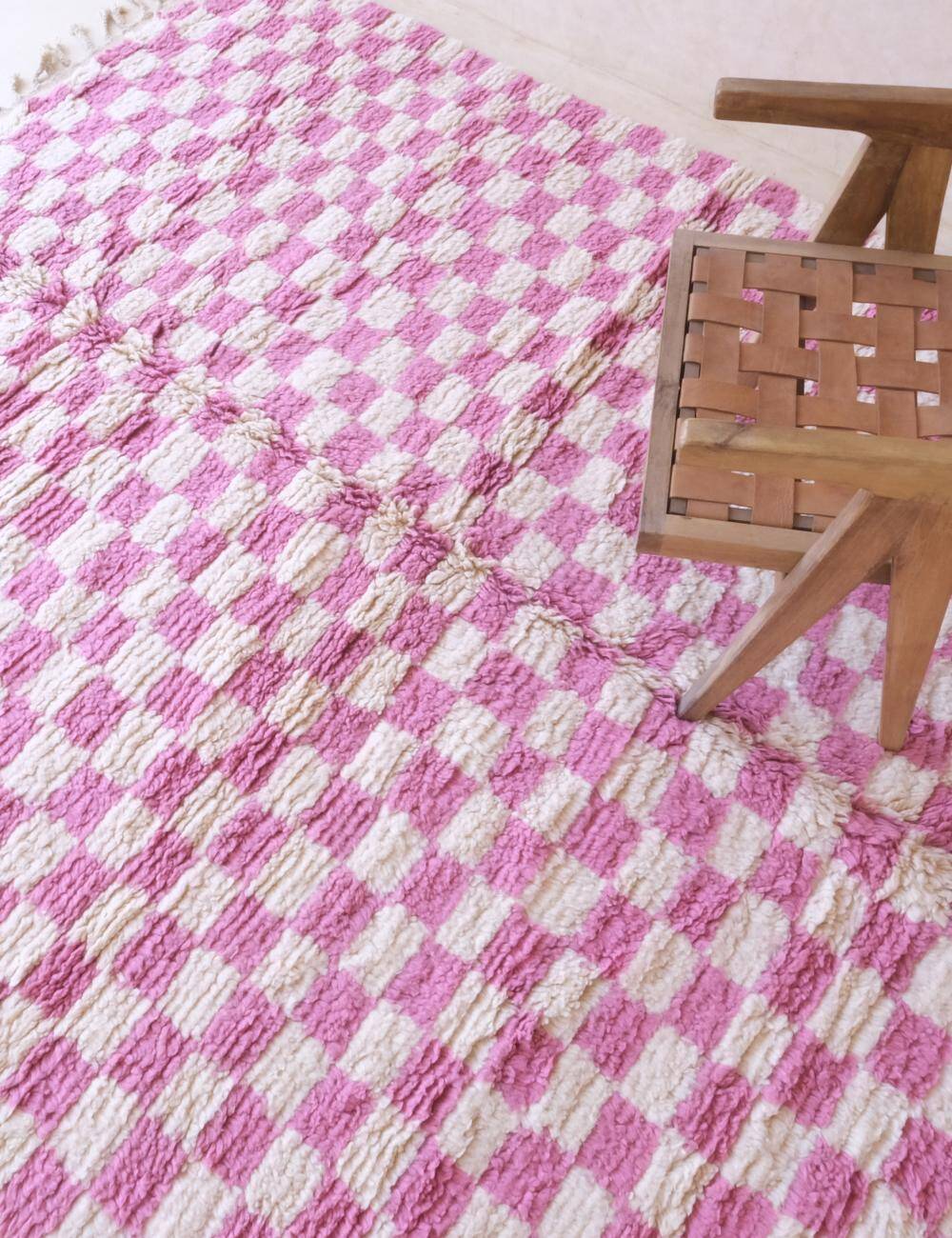 Pink checkered rug - 292 x 217 cm