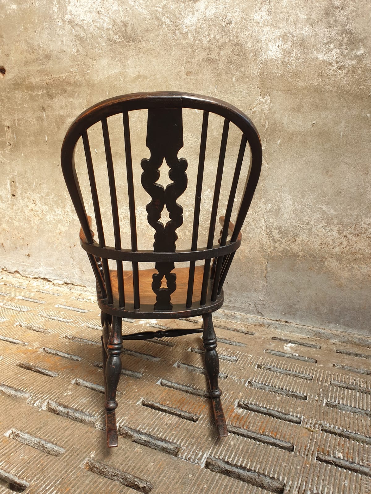 Antique rocking chair Windsor 1840