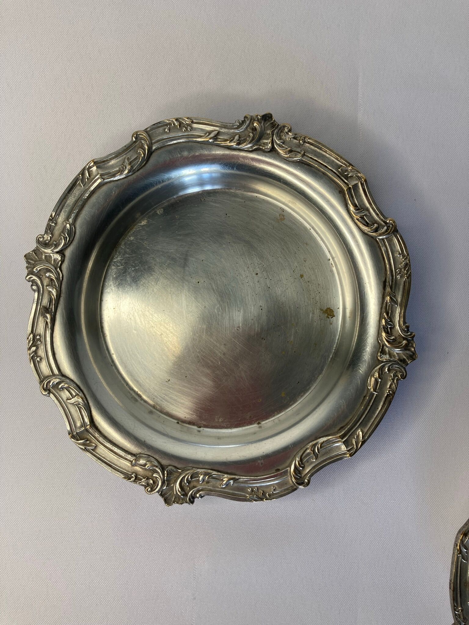 Deux dessous de bouteille métal argenté rocaille début XXème