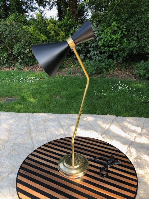 Contemporary table lamp