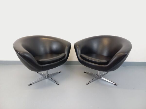 Paire de fauteuils pivotants scandinaves vintage en skaï et chrome