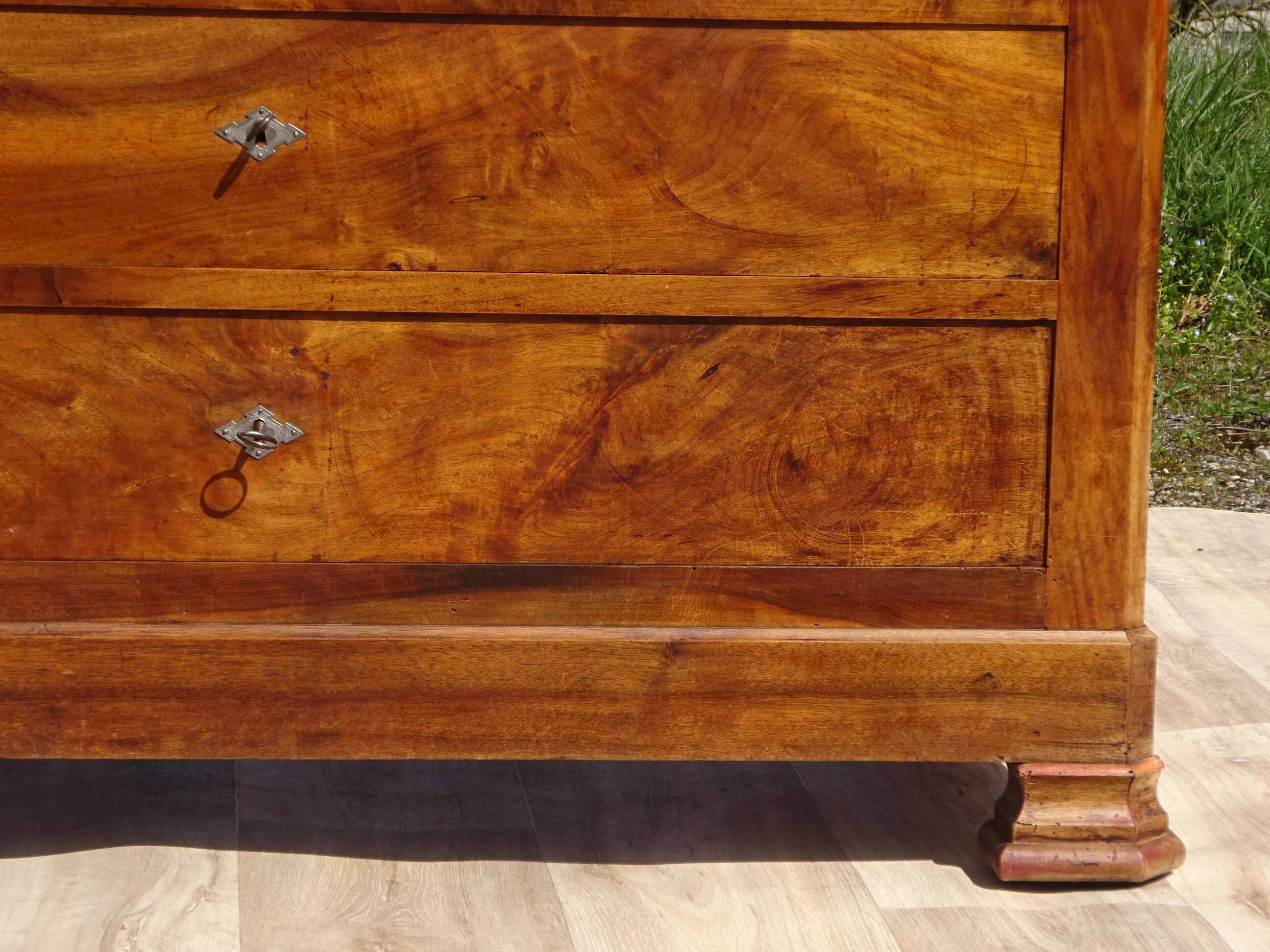 Commode en noyer de style et époque Louis Philippe