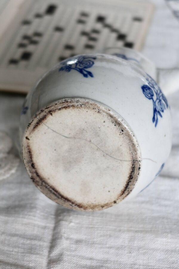 Pichet antique en terre d'acier Saint-Uze motif fleuri bleu cobalt