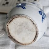 Pichet antique en terre d'acier Saint-Uze motif fleuri bleu cobalt