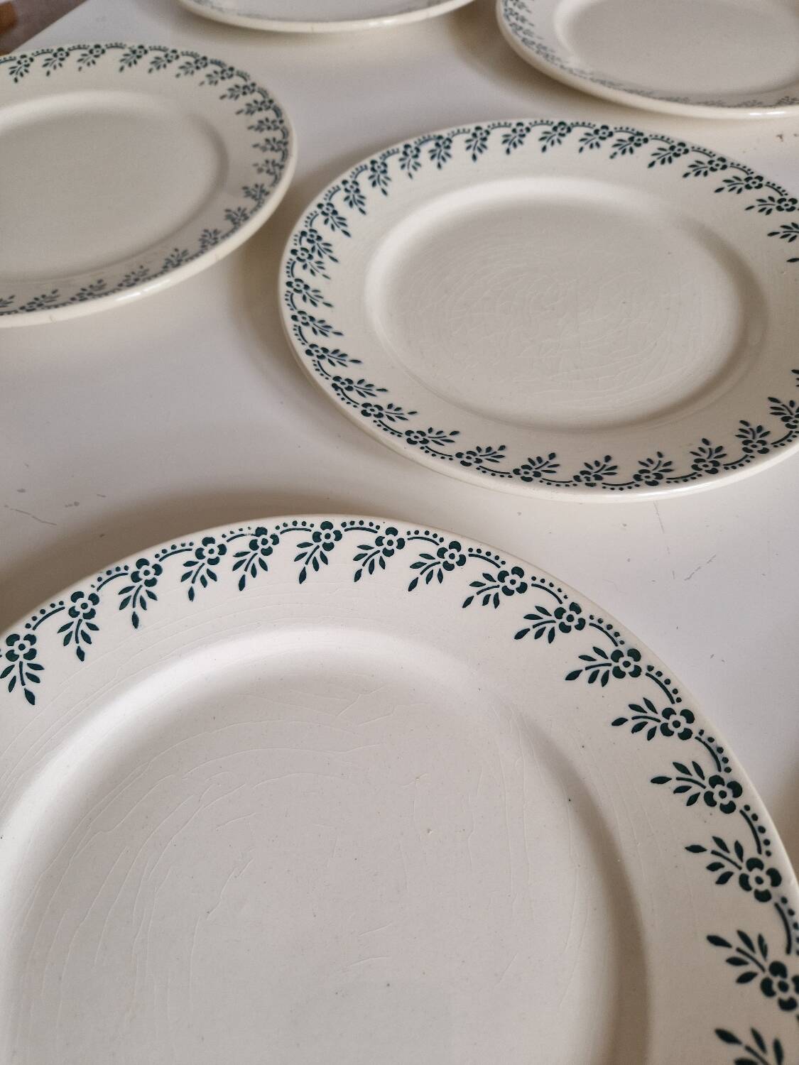 12 assiettes plates Choisy le Roi en terre de fer modèle 1212