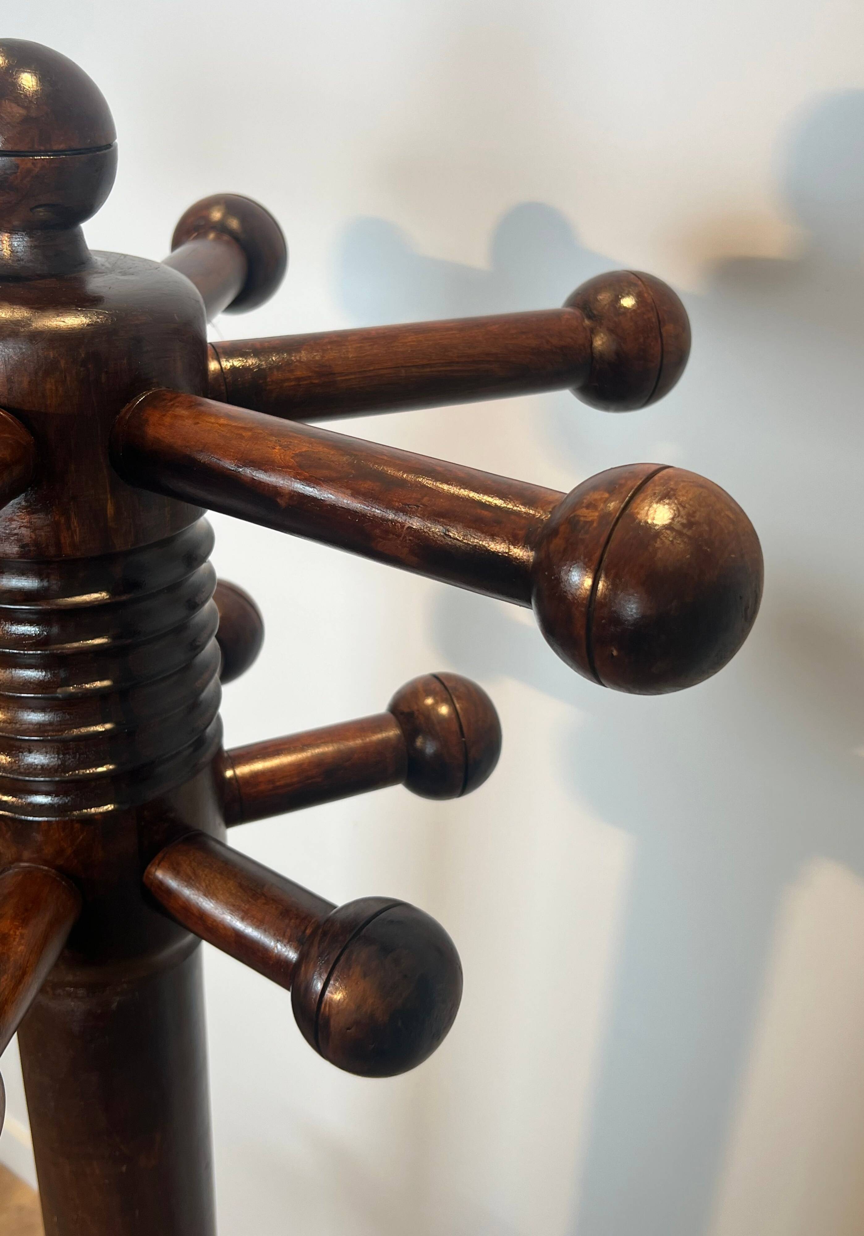 Portemanteau brutaliste en chêne sculpté de Charles Dudouyt