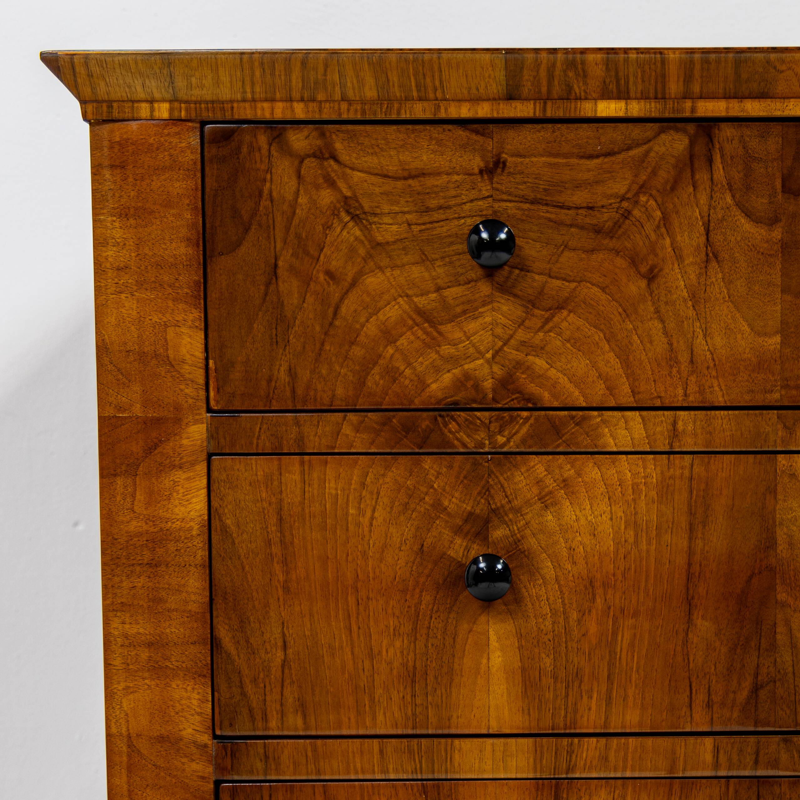 Grande commode Biedermeier en placage de noyer 1820-1840