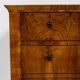 Grande commode Biedermeier en placage de noyer 1820-1840