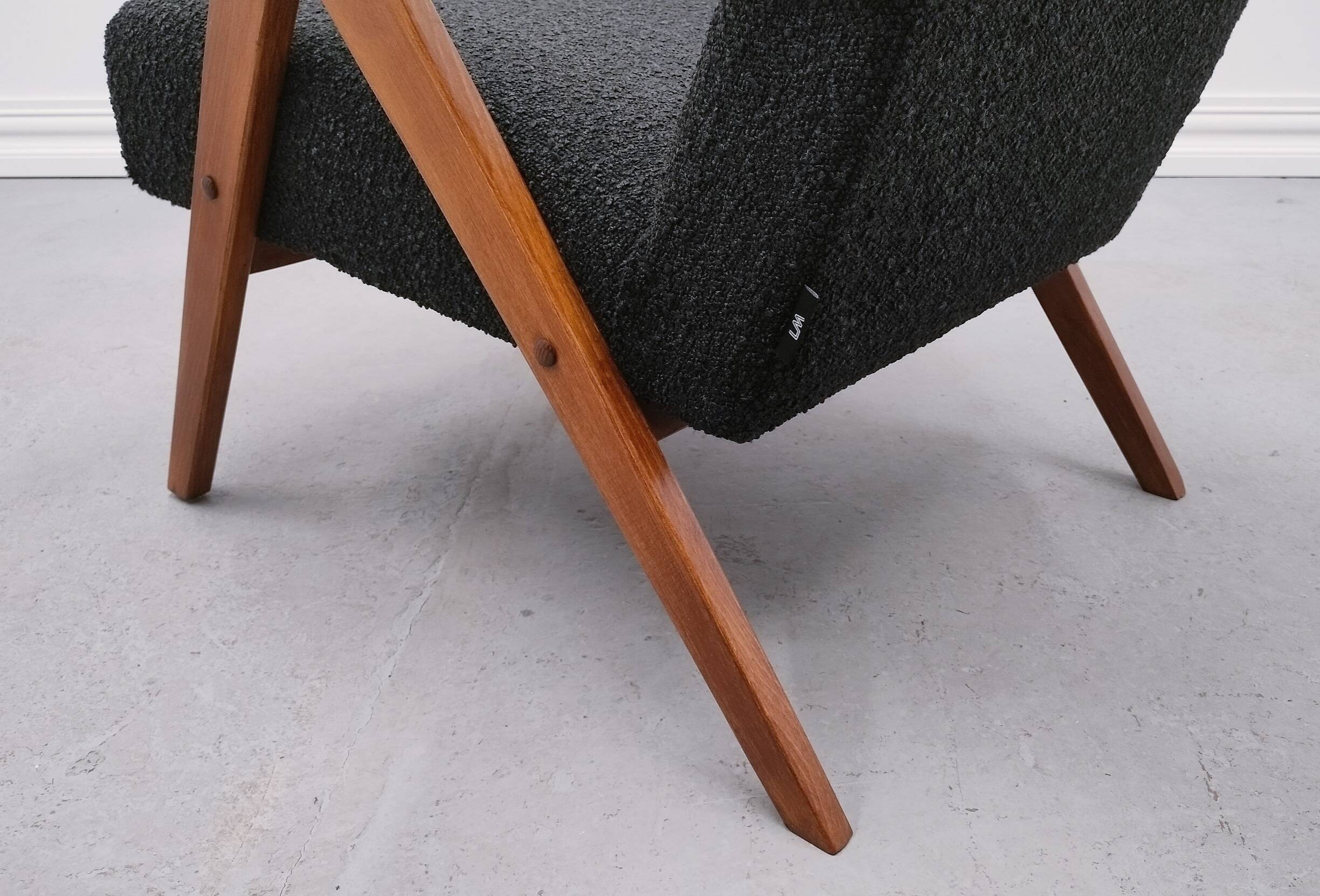 Mid-Century Easy Chair, Model B 310 Var, in Black Shield