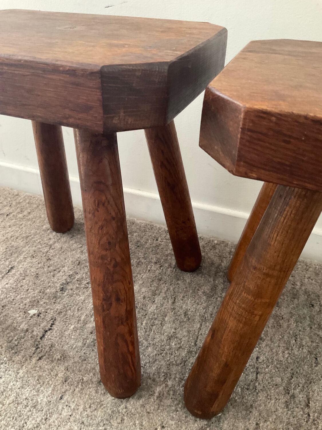 Duo de tabourets brutalistes en bois massif des années 60