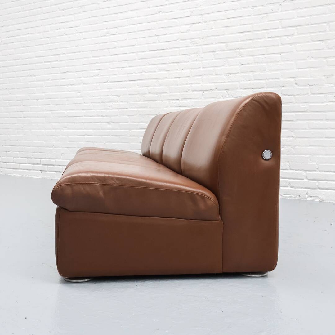 Canapé modulable en cuir cognac par Artifort