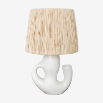 Lampe blanche en céramique Revernay, abat jour en raphia, années 50