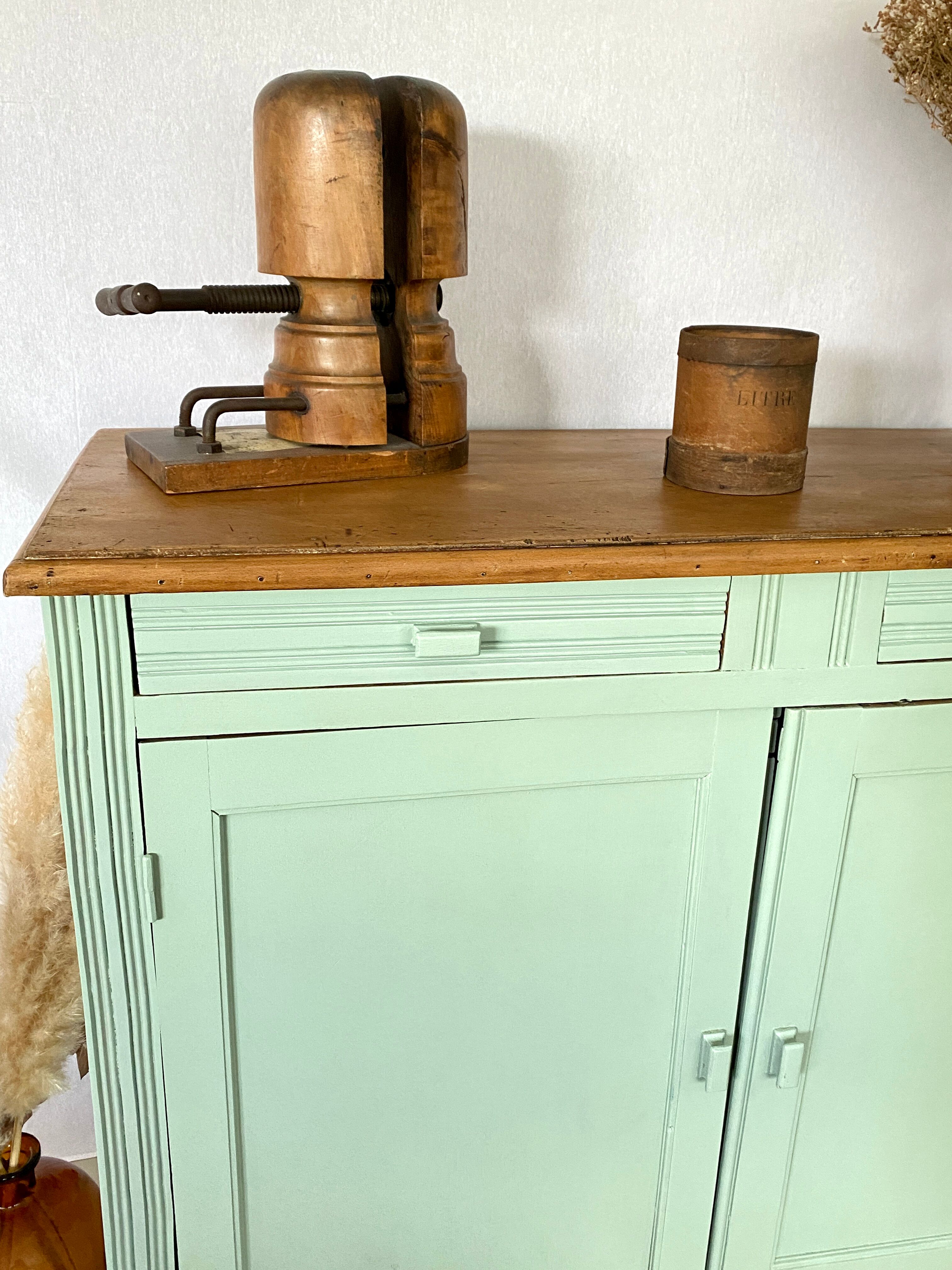 Green Parisian buffet mint