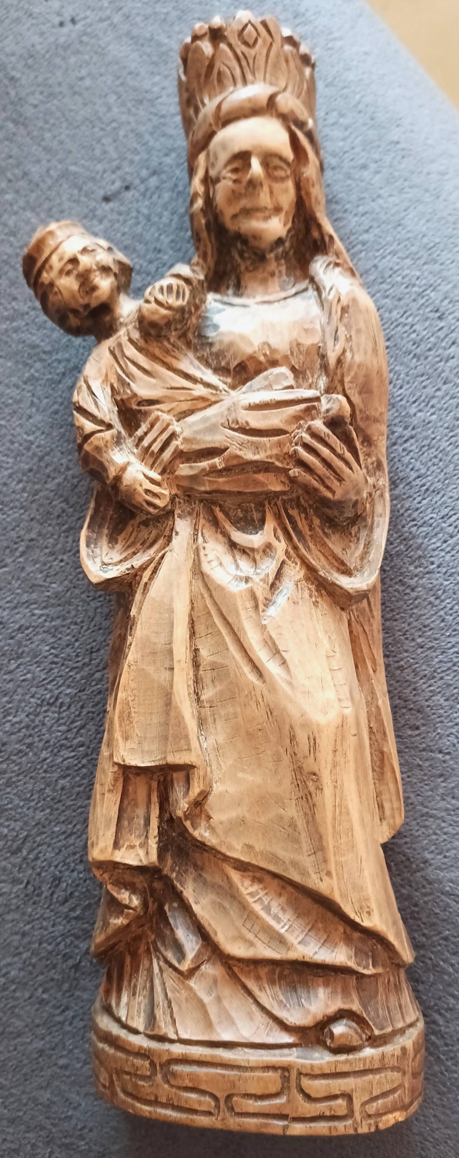 Statuette de la Vierge à l'Enfant en bois sculpté –24,5 cm– Vers 1955-1975