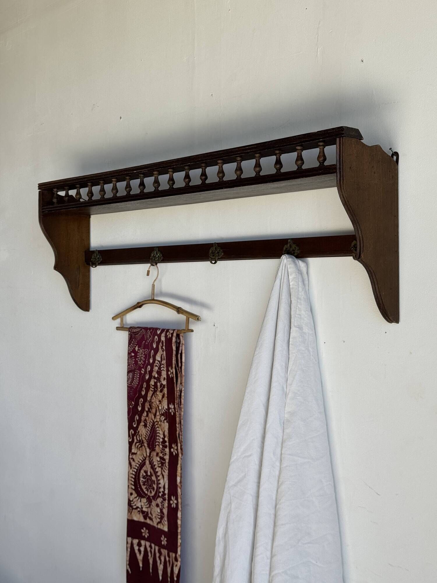 Antique wooden wall shelf with a turned gallery and 5 hooks L120 H40 D18