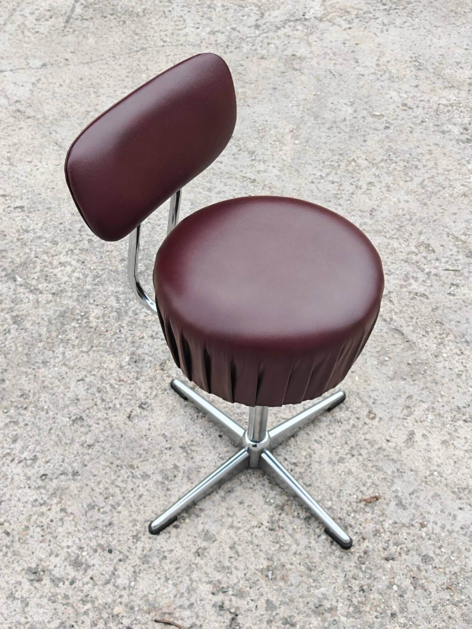 Set of 4 Mid Century Modern swivel chairs in tubular steel and leather.