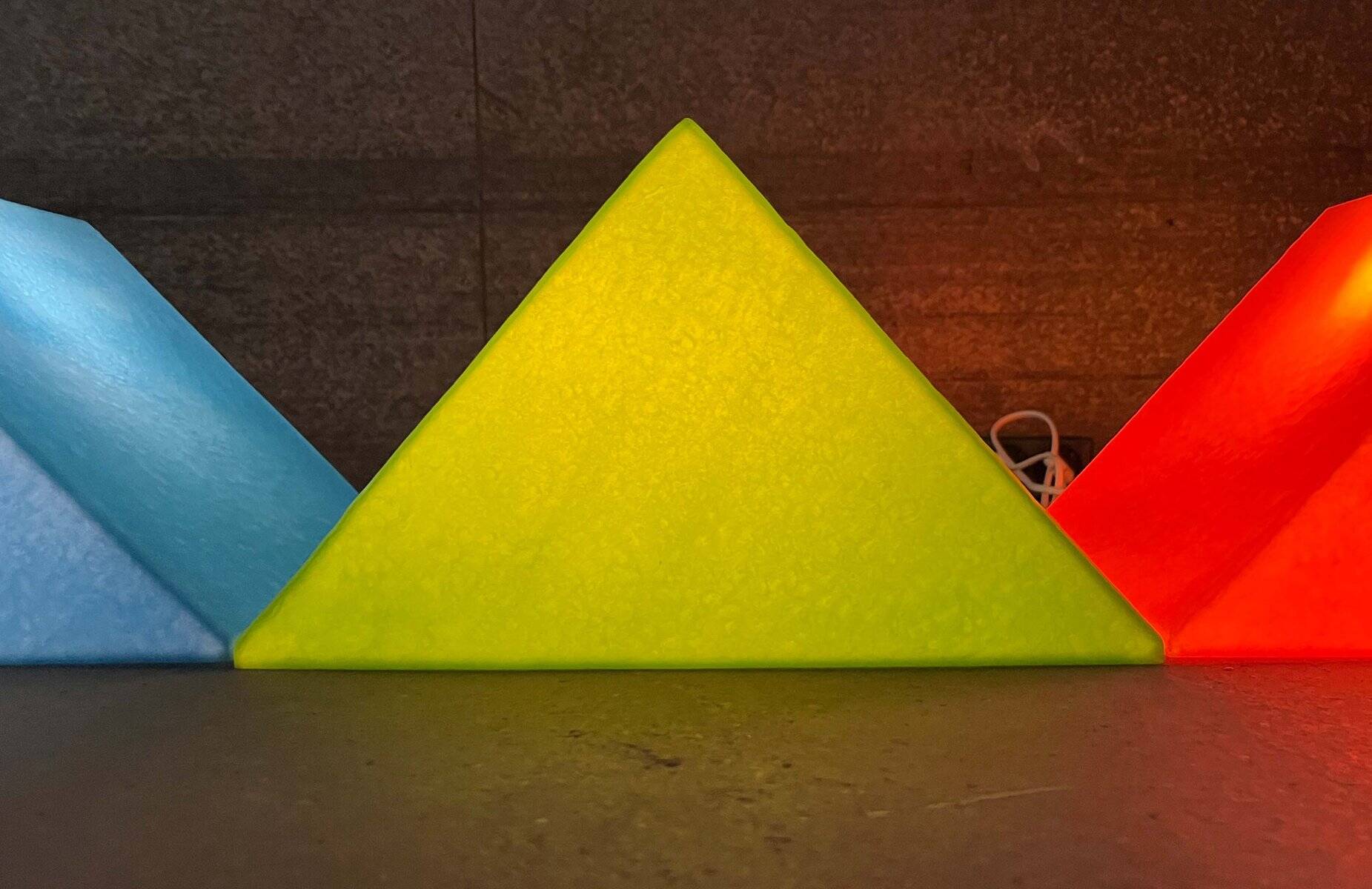 Lampe de sol ou de table en forme de prisme vert postmoderne de Heico, années 1980.