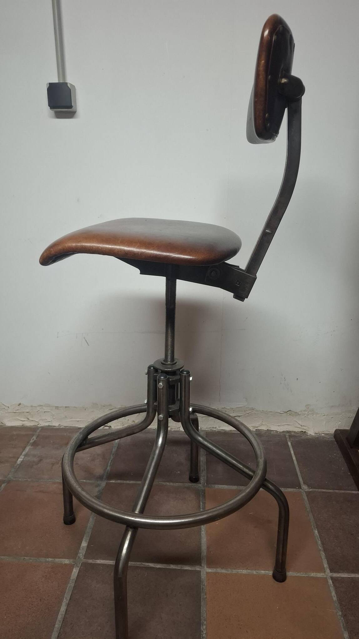 Chaise haute pour table à dessin