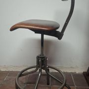 Chaise haute pour table à dessin