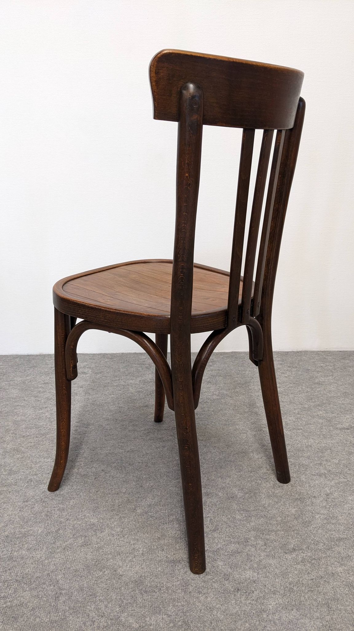 Série de 8 chaises bistrot Baumann en hêtre courbé, France vers 1930